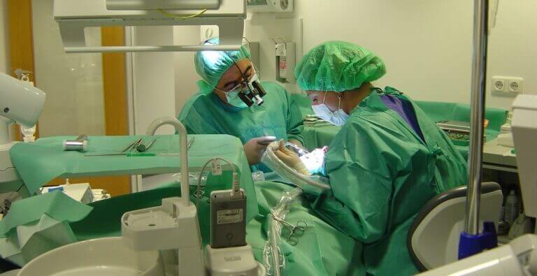 Wir stellen vor: Unser Knochenaufbau-Spezialist Prof. Dr. med. dent. Fouad Khoury