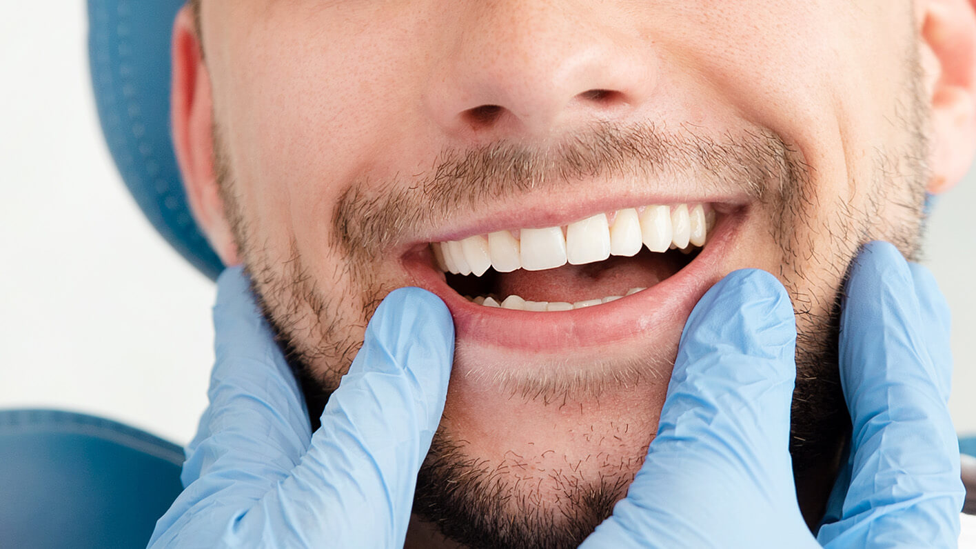 4-Quadrantensanierung 1 Person mit Handschuhen und Hintergrund