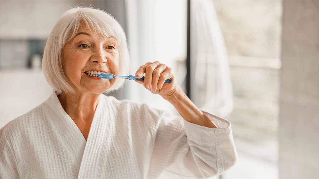 Zahnimplantate - Nachsorge 3 OLZE Fachartike Zahnimplantate Pflege zuhausel